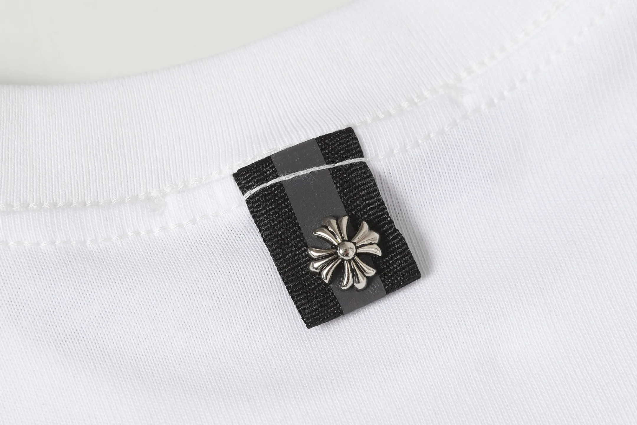 P150 💰 Actual pictures [High-end quality] Code: 8915# Color: Black White Size: S to XXL 2026ss Internet celebrity cross 🔥New Chrome Hearts 320g customized fabric Chrome heart round neck short sleeves 🔥Cross burnt appliqué embroidered men and women loose version